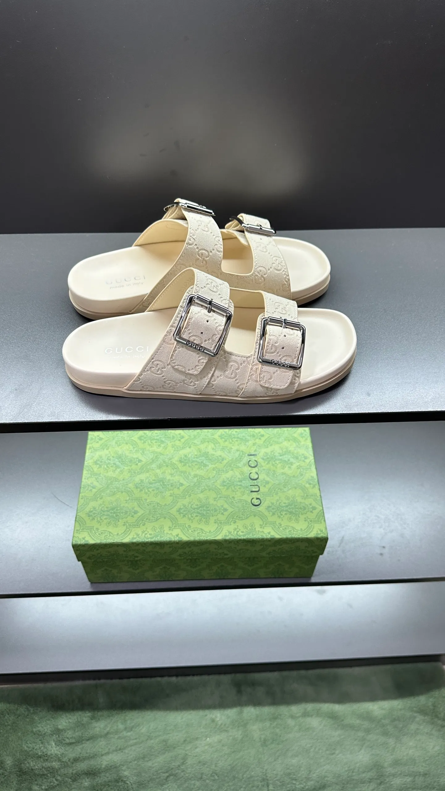[G Home New Style] P: 320💰Men's size 39~45, (46. Customized) This slipper is made of GG polyester fiber and is decorated with a Gucci label on the front, which adds a striking logo feel to the style. "Gucci Made in Italy" stamped label Rubber sole Flat Made in Italy